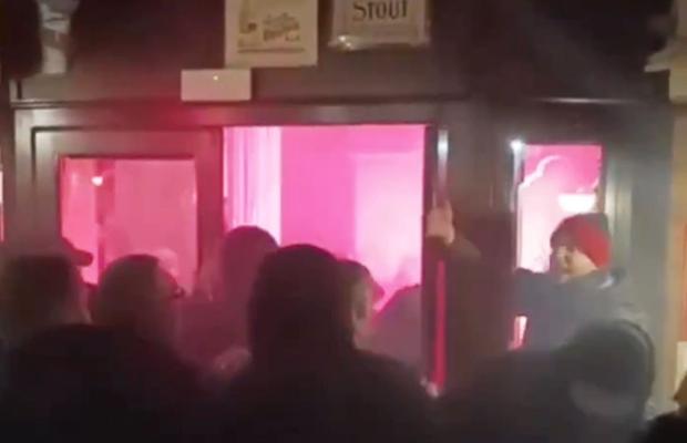 Incidente violente înaintea meciului din Ligă: doi suporteri au fost înjunghiați
