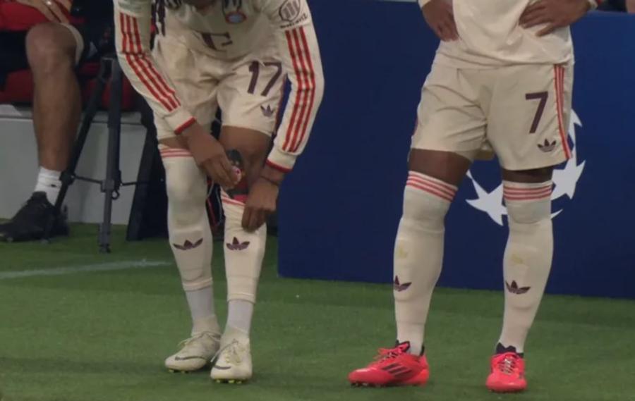 Momentul în care Michael Olise se apleacă, ferit de privirile celui de-al patrulea arbitru, și își aruncă apărătorile / Foto: Captură TV L-a fentat pe arbitrul român în Liga Campionilor: „Când nu mai era observat, le-a aruncat!”
