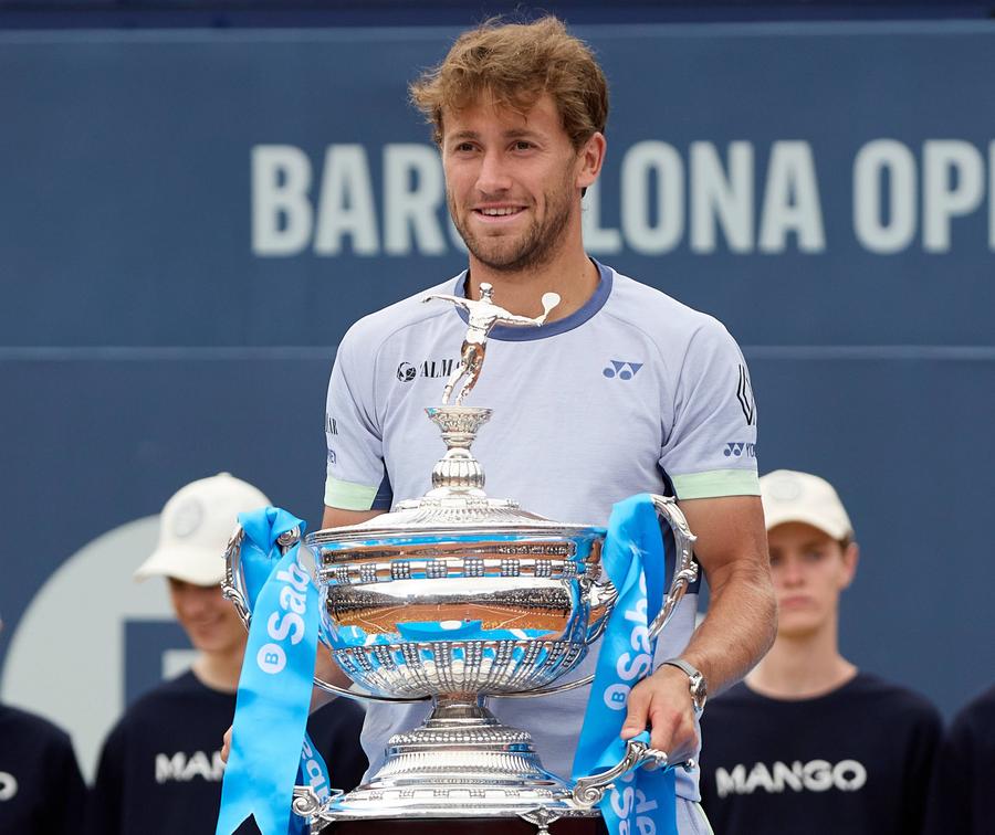 Casper Ruud cu trofeul de la Barcelona 2024 Foto: Imago Numărul 6 ATP s-a logodit cu Maria: „«Da»-ul cel mai ușor de rostit”