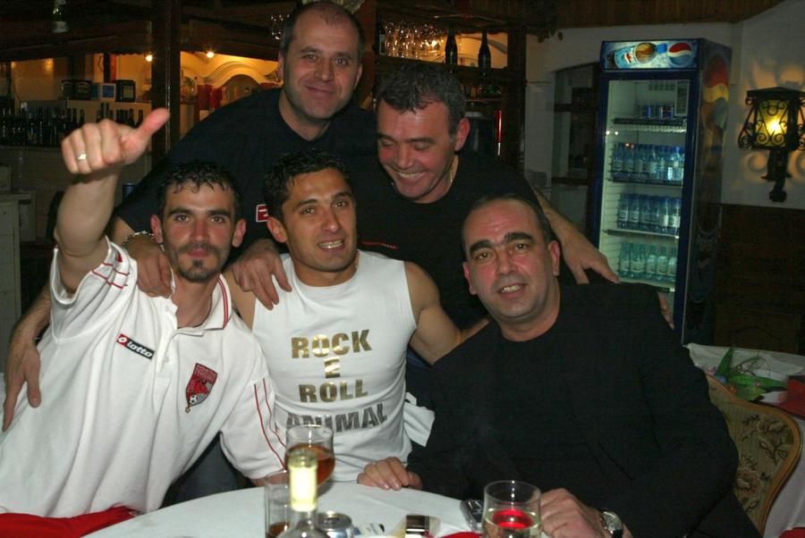 Vremurile când Nețoiu sărbătorea cu jucătorii lui Dinamo au apus. Foto: Arhivă GSP - 2003 Fișa de Cadre de la Securitate a lui Gigi Nețoiu: de la lăcătuș la ofițer de filaj, câți bani câștiga și ancheta după fuga Nadiei + Dezvăluire: „Nașul meu, șeful Contrainformațiilor Militare”