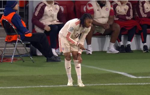 Michael Olise își scoate pe ascuns apărătorile, în meciul cu PSG / Foto: Captură TV