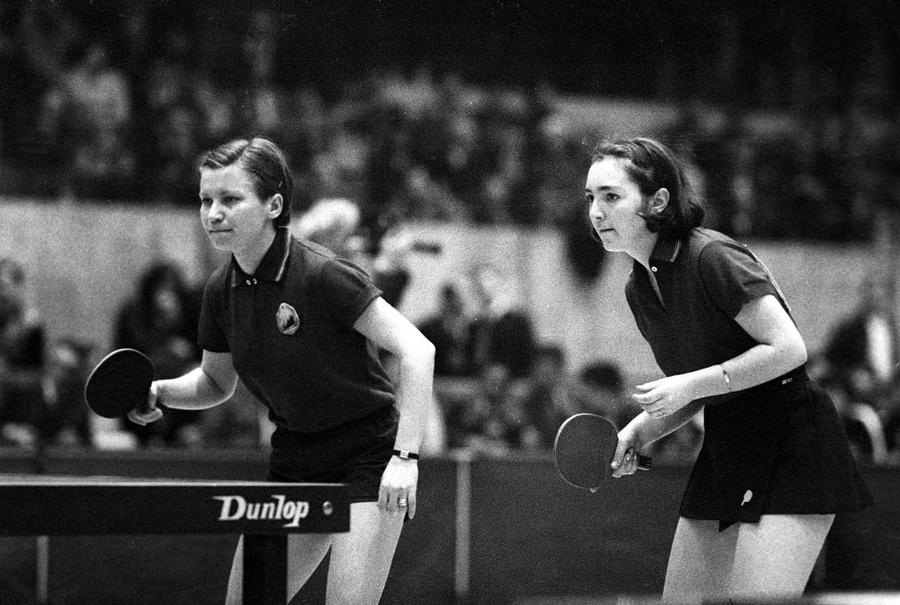 Maria Alexandru și Carmen Crișan la Campionatele Mondiale din 1969 de la Munchen, unde au cucerit argintul la dublu și cu echipa Foto: Imago S-a stins din viață o mare campioană a României la tenis de masă, Maria Alexandru, de 12 ori medaliată la Mondiale