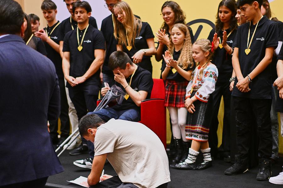 Dragoș și David într-un moment de emoție pură Emoții pentru campionii României de la Paris » David Popovici și canotorii medaliați la Jocurile Olimpice 2024 au avut parte de o seară cu lacrimi