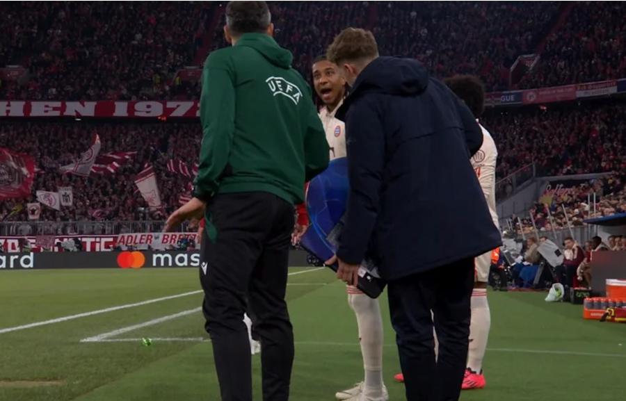 Michael Olise parlamentează cu „rezerva” Florin Andrei, lăsându-se greu convins că nu are voie să joace fără apărători / Foto: Captură TV L-a fentat pe arbitrul român în Liga Campionilor: „Când nu mai era observat, le-a aruncat!”
