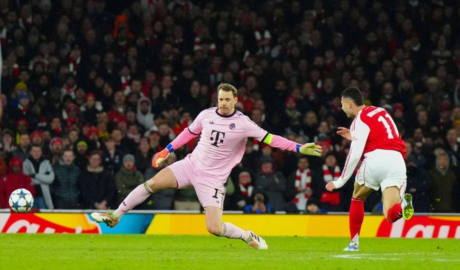 Manuel Neuer iese hazardat din poartă și va fi depășit de Martinelli, care va marca pentru 3-1 / Foto: Imago Bild îl distruge pe Manuel Neuer! Peter Schmeichel a văzut fault la primul gol