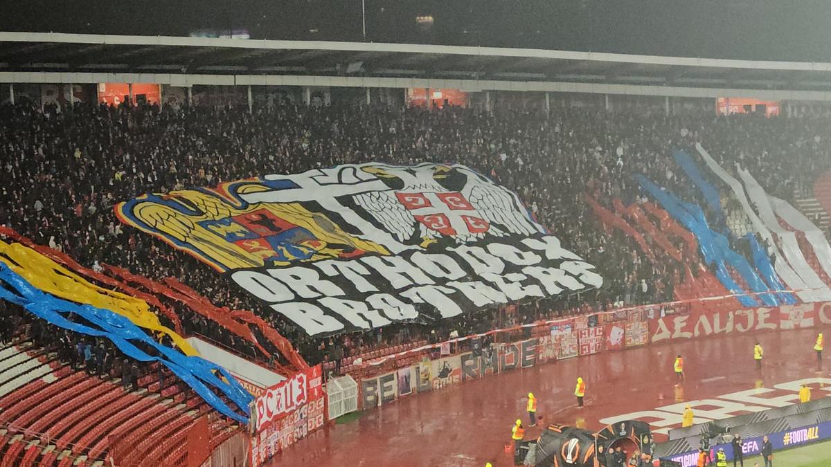 Scene rare în Europa League » Mesajul uriaș afișat de peluza „Delije” la adresa românilor + răspunsul celor de la FCSB