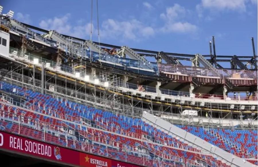 Imagine de pe noul Spotify Camp Nou cu inelul superior aflat încă în construcție Amenzi mari după lucrările de la Camp Nou » „Ne-au păcălit! Dacă știam, nu am fi venit”