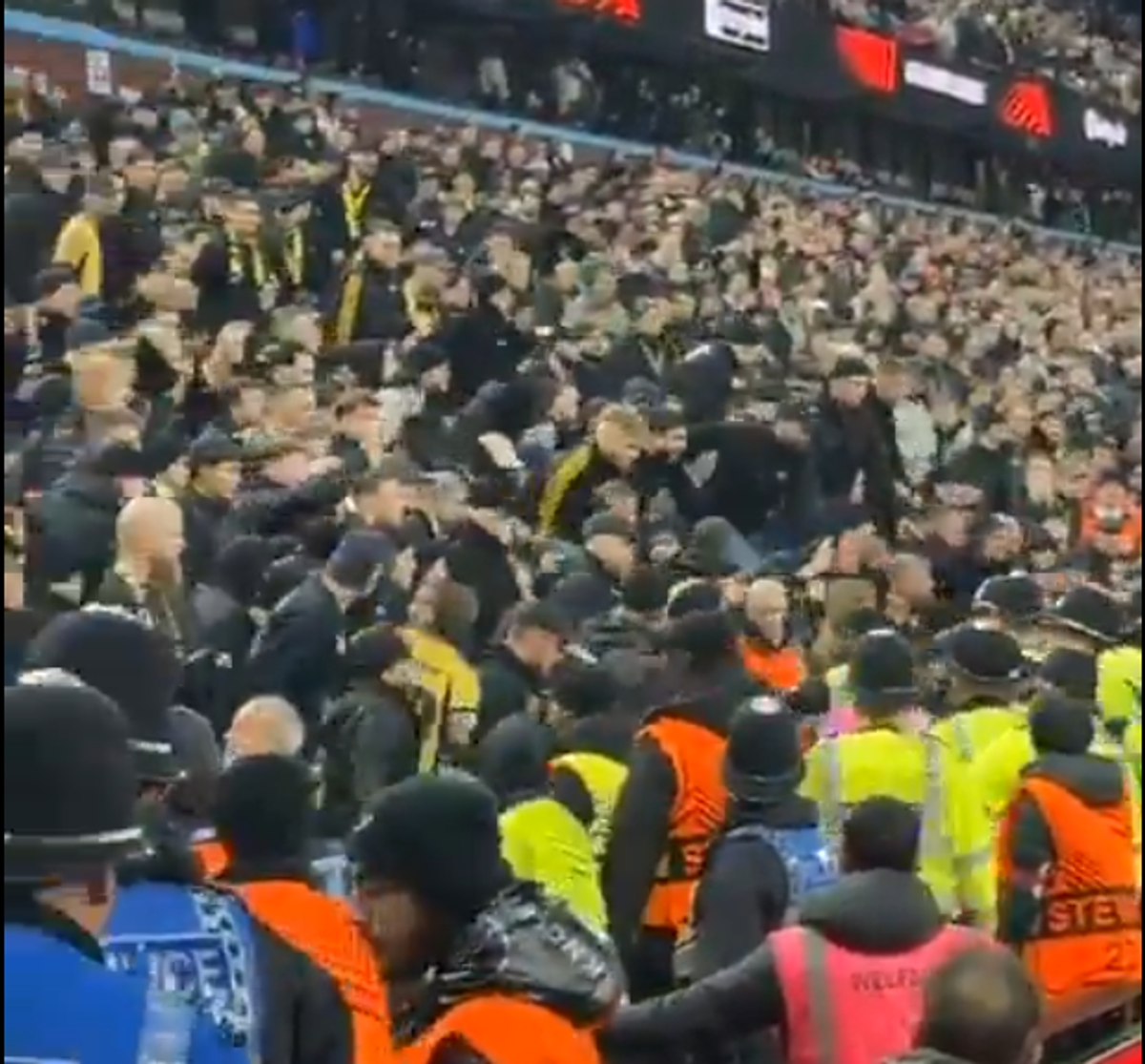 Haos la Aston Villa - Young Boys: fanii adverși i-au spart capul marcatorului golului! Jucătorul nu s-a lăsat și i-a provocat din nou!