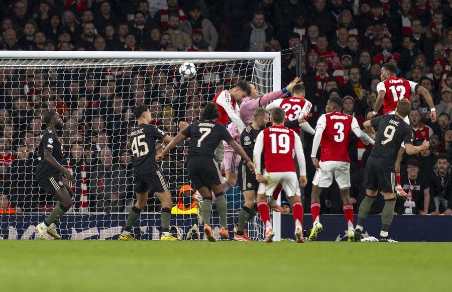 Manuel Neuer (în roz) iese târziu și Timber trimite cu capul în poartă / Foto: Imago Gafele în lanț l-ar putea costa scump pe Manuel Neuer » Condiția lui Bayern pentru a nu se despărți de căpitan!