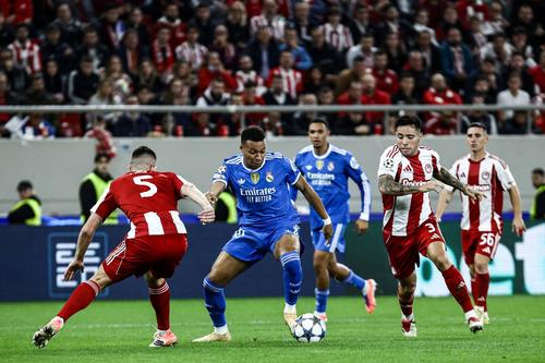 Kylian Mbappe le-a scos peri albi fundașilor lui Olympiakos / Foto: Imago