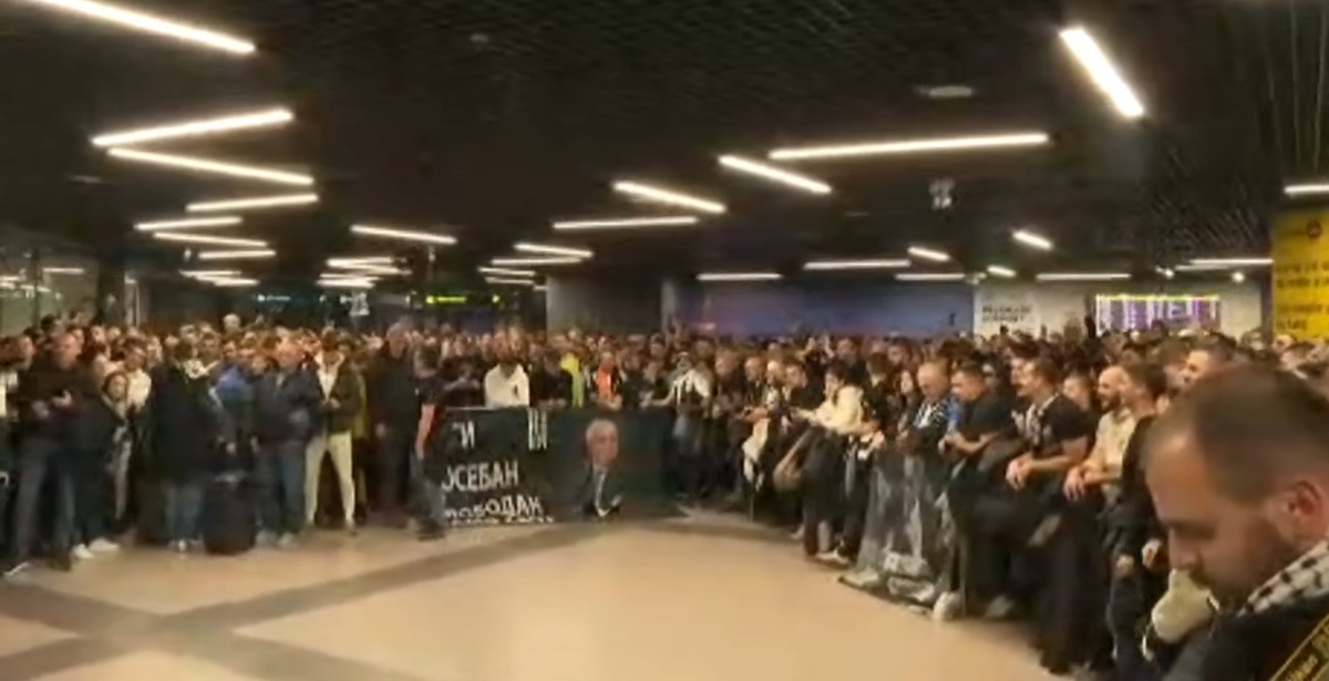 Fani Partizan pe aeroportul din Belgrad