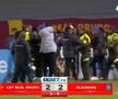 Meci BRUTAL: 17 eliminări, antrenor cu capul spart și gaze lacrimogene pe teren!