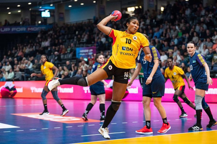 Albertina Kassoma, pivotul Rapidului, în tricoul Angolei/Foto: Imago Images Naționala antrenată de Carlos Viver, lider provizoriu într-o grupă din care face parte Norvegia, multipla campioană olimpică, mondială și europeană