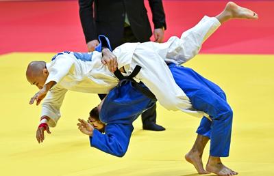 Care este federația internațională care le permite sportivilor ruși să concureze sub drapelul național și să beneficieze de intornarea imnului