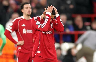 „Suntem în rahat!” » Cel mai dur discurs, după ce Liverpool a fost umilită de PSV-ul lui Dennis Man