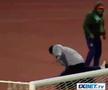 Meci BRUTAL: 17 eliminări, antrenor cu capul spart și gaze lacrimogene pe teren!