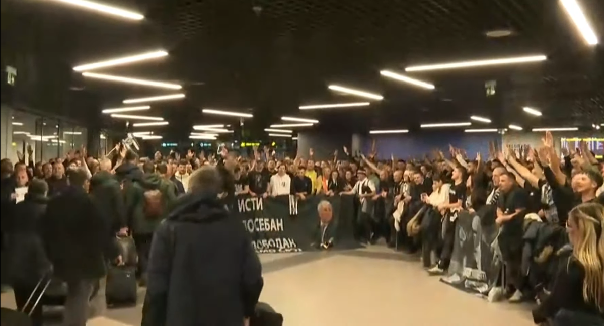 Ultrașii rivalei au invadat aeroportul din Belgrad înainte de Steaua Roșie - FCSB: Belodedici prins între fani