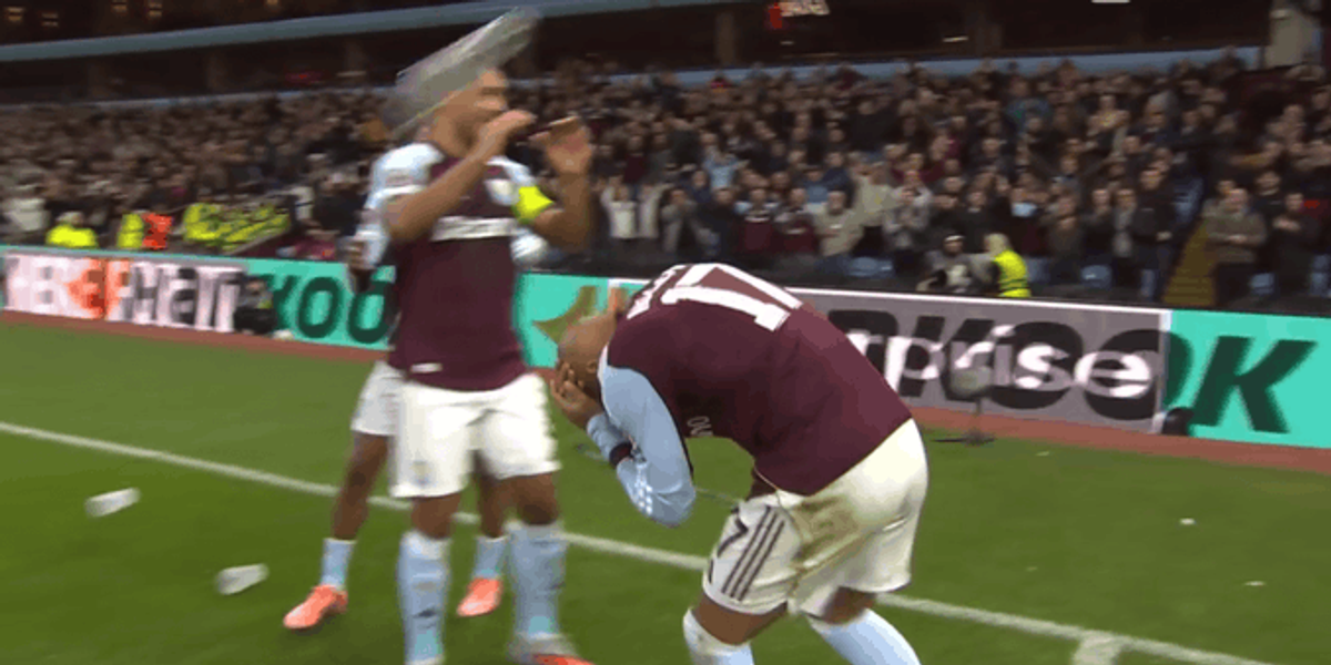 Haos la Aston Villa - Young Boys: fanii adverși i-au spart capul marcatorului golului! Jucătorul nu s-a lăsat și i-a provocat din nou!