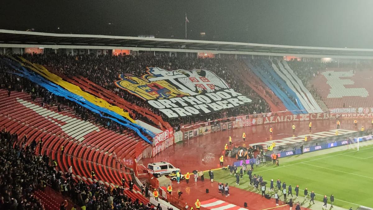 Scene rare în Europa League » Mesajul uriaș afișat de peluza „Delije” la adresa românilor + răspunsul celor de la FCSB