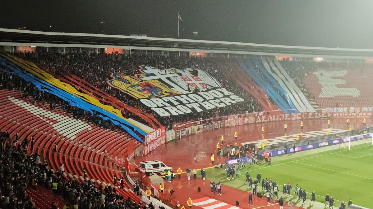 Scene rare în Europa League » Mesajul uriaș afișat de peluza „Delije” la adresa românilor + răspunsul celor de la FCSB
