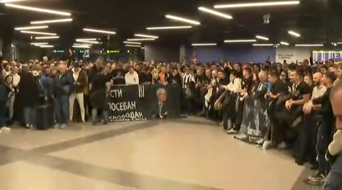 Ultrașii rivalei au invadat aeroportul din Belgrad înainte de Steaua Roșie - FCSB: Belodedici prins între fani