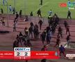 Meci BRUTAL: 17 eliminări, antrenor cu capul spart și gaze lacrimogene pe teren!