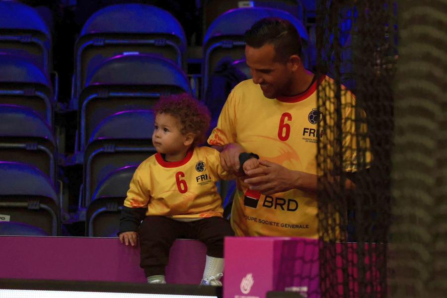 Fiul Asmei Elghaoui, „șef” de galerie la Rotterdam, la România - Croația/ foto Ionuț Iordache (GSP) Imaginile care te vor topi! » El e „șeful” galeriei României la Campionatul Mondial de handbal feminin