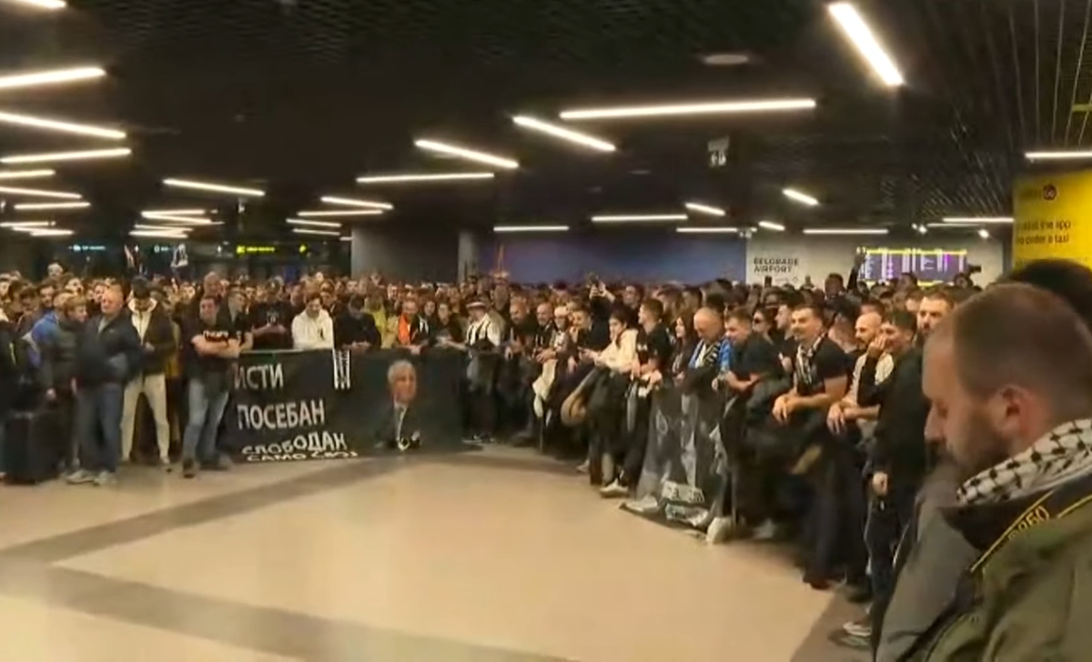 Ultrașii rivalei au invadat aeroportul din Belgrad înainte de Steaua Roșie - FCSB: Belodedici prins între fani