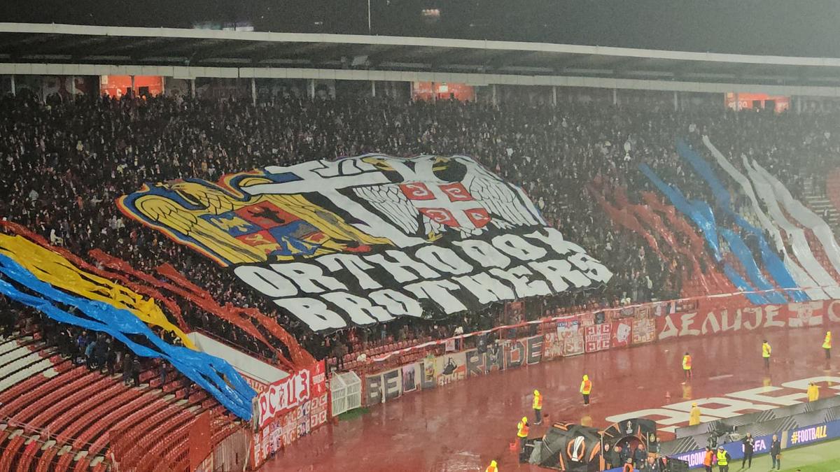 Scene rare în Europa League » Mesajul uriaș afișat de peluza „Delije” la adresa românilor + răspunsul celor de la FCSB