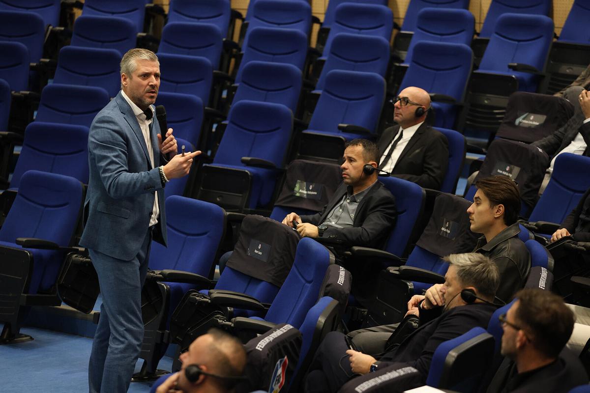 Iată a doua generație de directori sportivi care a absolvit astăzi cursurile FRF! Multe nume importante: „Extraordinar! Noi credeam că le știm pe toate”