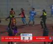 Meci BRUTAL: 17 eliminări, antrenor cu capul spart și gaze lacrimogene pe teren!