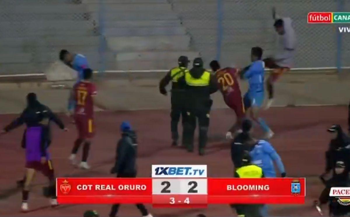 Meci BRUTAL: 17 eliminări, antrenor cu capul spart și gaze lacrimogene pe teren!