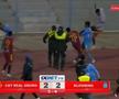 Meci BRUTAL: 17 eliminări, antrenor cu capul spart și gaze lacrimogene pe teren!