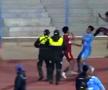Meci BRUTAL: 17 eliminări, antrenor cu capul spart și gaze lacrimogene pe teren!