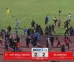 Meci BRUTAL: 17 eliminări, antrenor cu capul spart și gaze lacrimogene pe teren!
