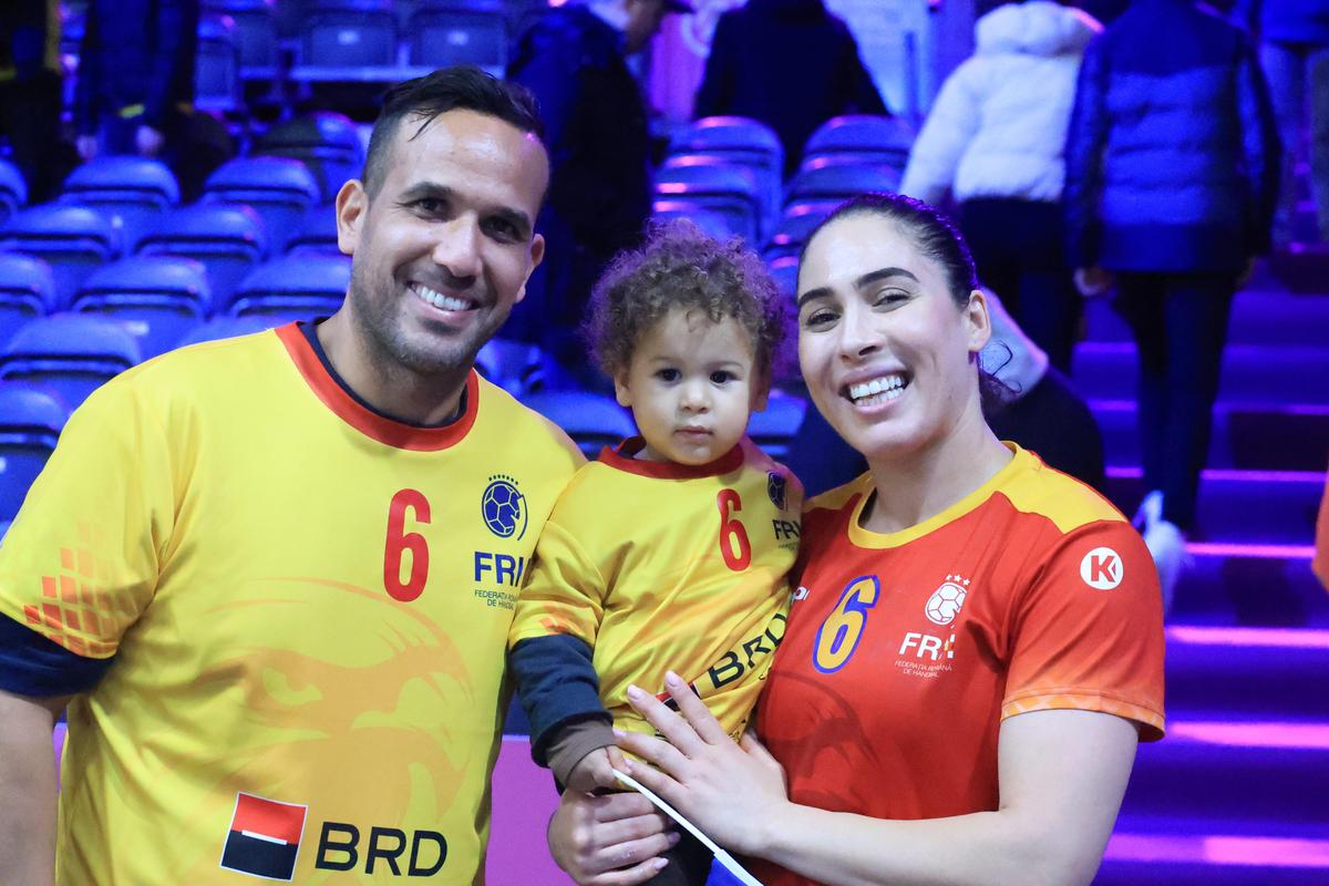 Imaginile care te vor topi! » El e „șeful” galeriei României la Campionatul Mondial de handbal feminin