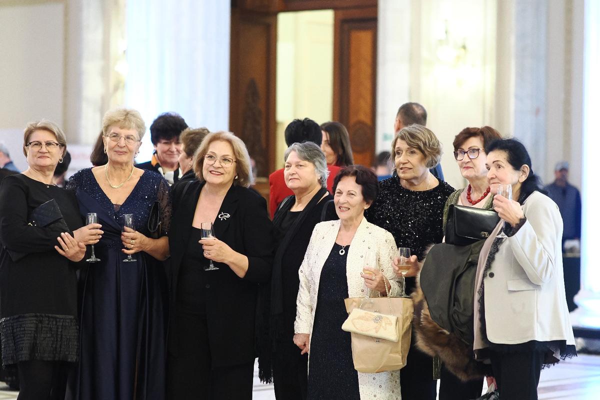 Gala Canotajului românesc a sărbătorit fastuos la Palatul Parlamentului 100 de ani de medalii, strălucire și muncă