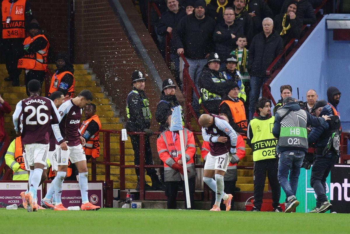 Haos la Aston Villa - Young Boys: fanii adverși i-au spart capul marcatorului golului! Jucătorul nu s-a lăsat și i-a provocat din nou!