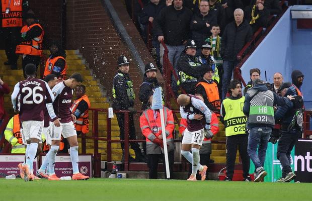 Haos la Aston Villa - Young Boys: fanii adverși i-au spart capul marcatorului golului! Jucătorul nu s-a lăsat și i-a provocat din nou!