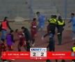 Meci BRUTAL: 17 eliminări, antrenor cu capul spart și gaze lacrimogene pe teren!