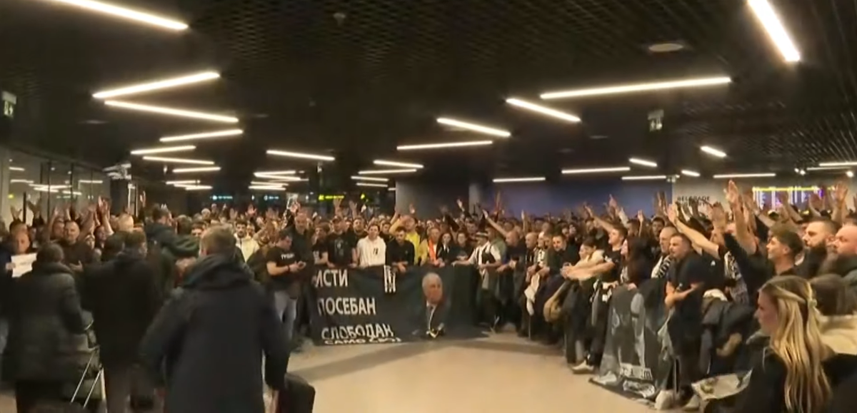 Fani Partizan pe aeroportul din Belgrad