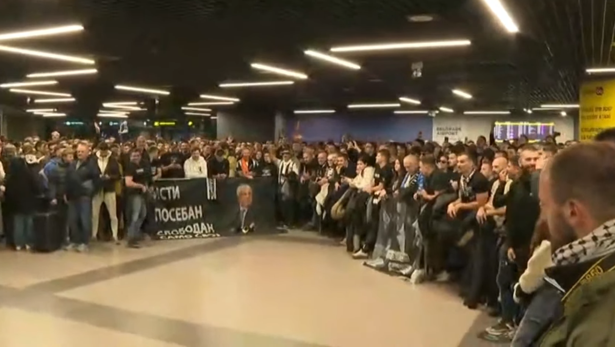Fani Partizan pe aeroportul din Belgrad