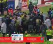 Meci BRUTAL: 17 eliminări, antrenor cu capul spart și gaze lacrimogene pe teren!