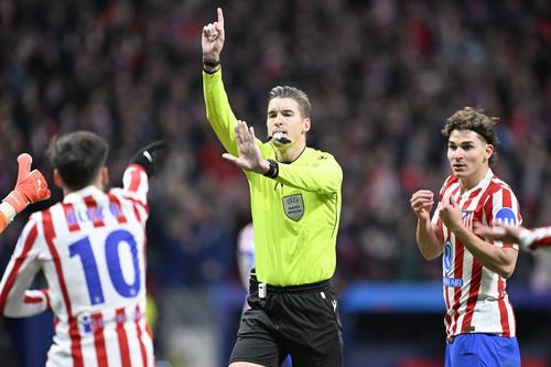 Arbitrul Francois Letexier anulează golul lui Atletico pe care îl acordase inițial, în timp ce Julian Alvarez și Alex Baena protestează în meciul cu Inter 2-1 / Foto: Imago