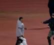 Meci BRUTAL: 17 eliminări, antrenor cu capul spart și gaze lacrimogene pe teren!