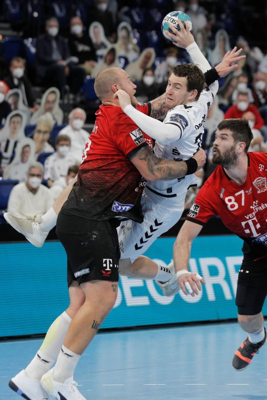 Miha Zarabec (Kiel, în alb), luat Cele mai bogate echipe, dar și cele mai puternice, se întâlnesc în Final Four-ul de la Koln