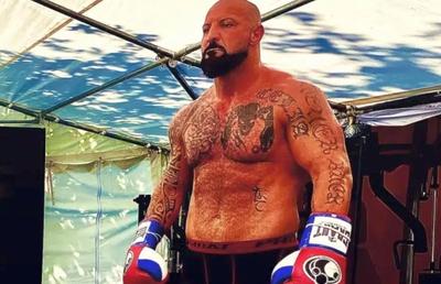 Un sportiv antivaccinist a murit la câteva zile după ce s-a externat din spital