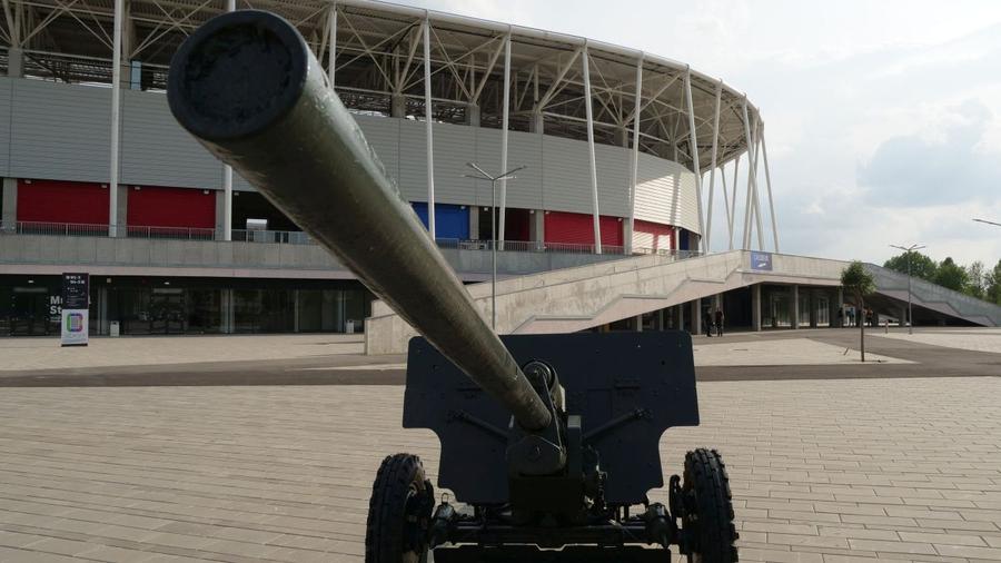 Tunul nu putea lipsi din peisajul stadionului administrat de Clubul Sportiv al Armatei // Fotografii realizate de Iosif Popescu Matchday experience, episodul 14 » Batjocură de 95 de milioane de euro! Noul stadion din Ghencea a costat o avere, însă administratorul CSA Steaua nu face nimic pentru a-l eficientiza