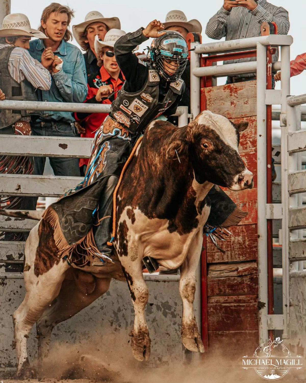 O adolescentă din SUA vrea să devină prima femeie care participă în circuitul profesionist de rodeo cu tauri