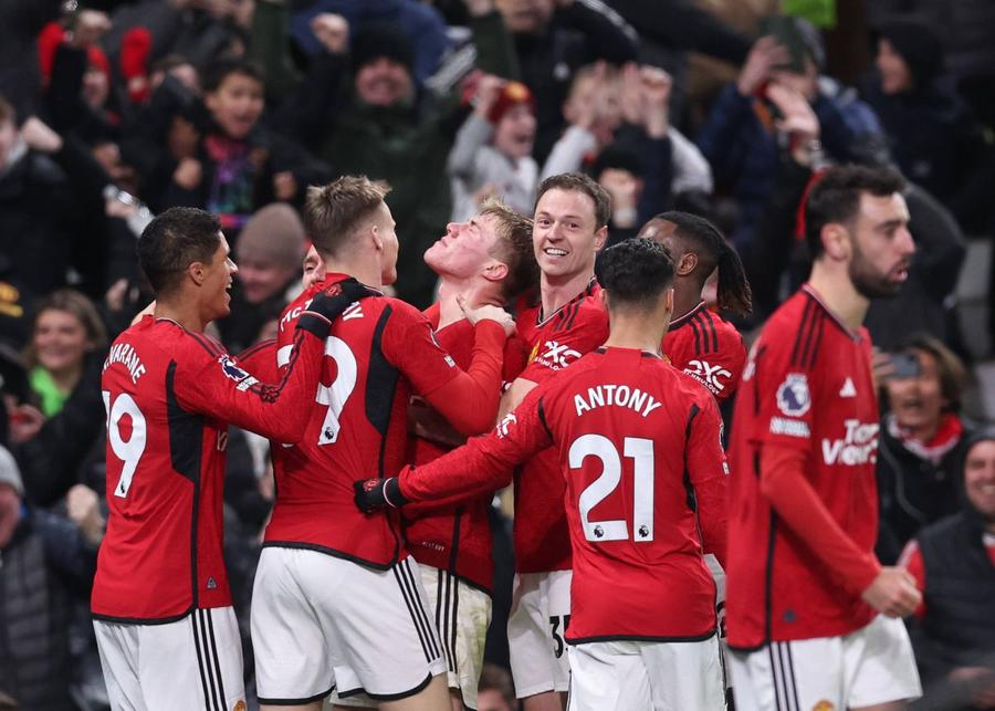 Jucătorii lui Manchester United celebrează golul lui Hojlund Până la urmă, a cui e vina pentru ce se întâmplă la Manchester United? Jucători, sindromul de „panic buying” sau e lunga listă de antrenori?